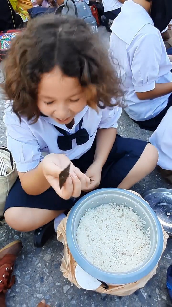 กินข้าวในแถว